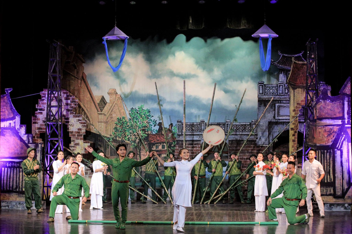 Vở "Hà Nội những giấc mơ" do NSND Tống Toàn Thắng đạo diễn.