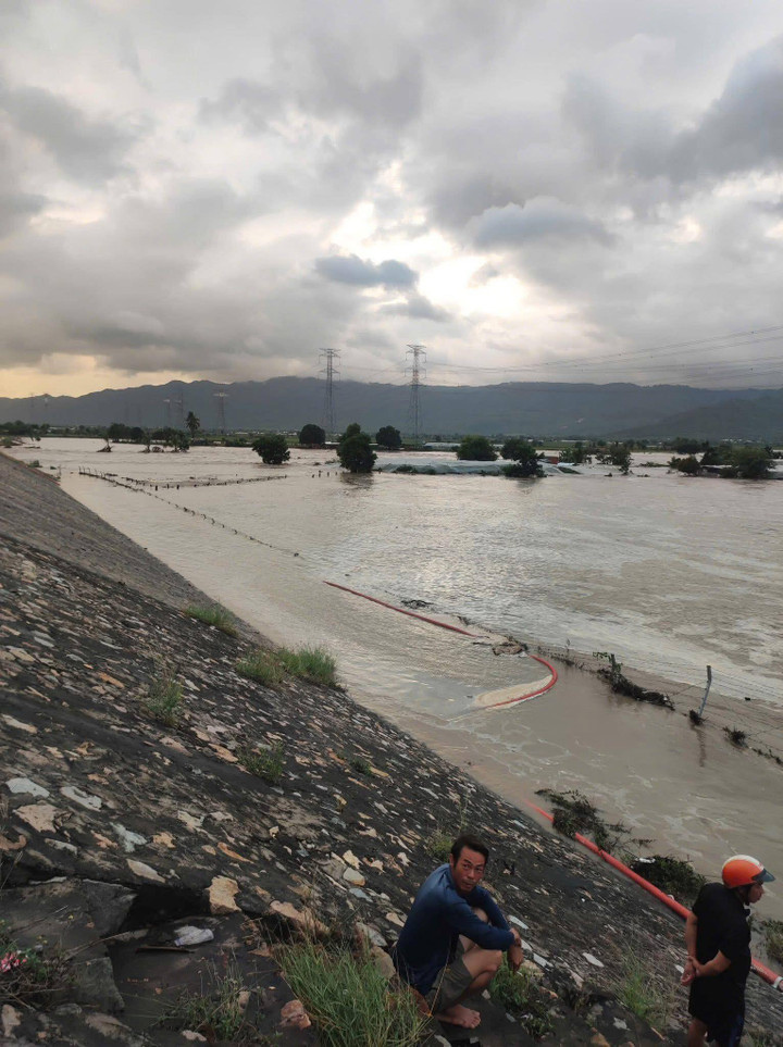 Nước bắt đầu rút nhưng nhiều nơi vẫn bị cô lập do ngập sâu. Ảnh: Người dân cung cấp