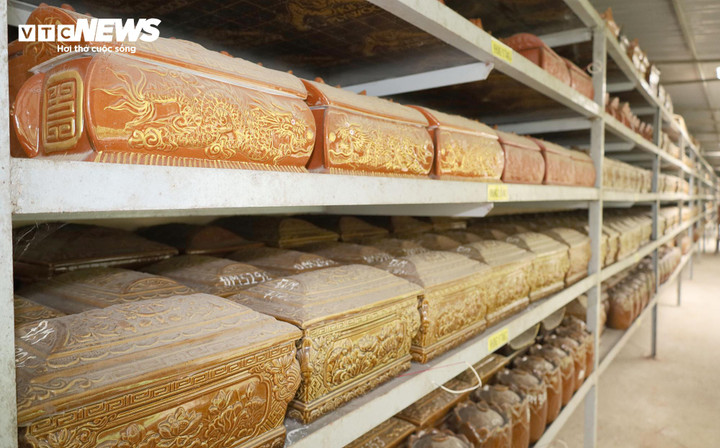 Sau hơn 2 năm được bố trí tạm thời trong nghĩa trang Ninh Hải, hơn 1.800 tiểu, hũ tro cốt vô chủ vẫn đang chờ phương án xử lý ổn định.