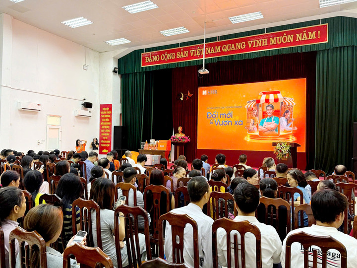 Hội thảo giải đáp tư vấn của SHB thu hút đông đảo tiểu thương tham dự.