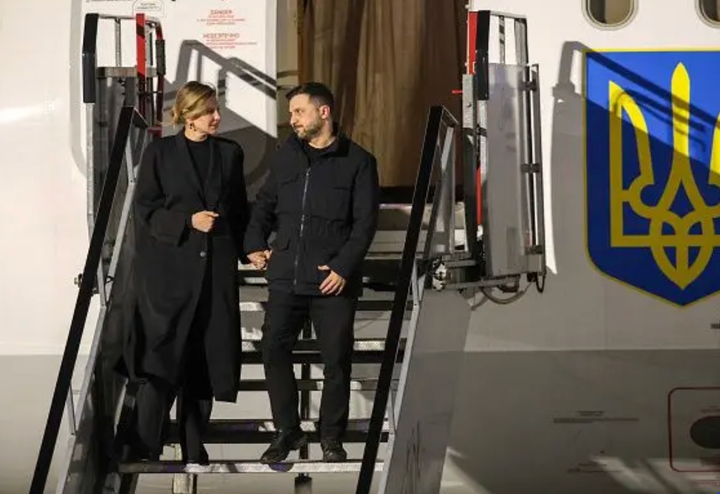 Tổng thống Ukraine Volodymyr Zelensky và Đệ nhất phu nhân Olena Zelenska tại sân bay Dublin, Ireland. (Ảnh: Getty)