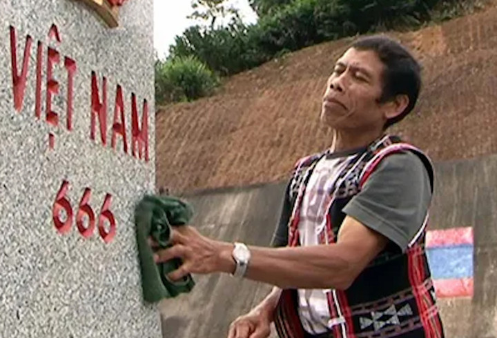 Các già làng ở miền núi A Lưới (TP Huế) không chỉ là người giữ văn hoá truyền thống mà còn là người kết nối, hướng người dân đến những mô hình, chính sách xoá nghèo.