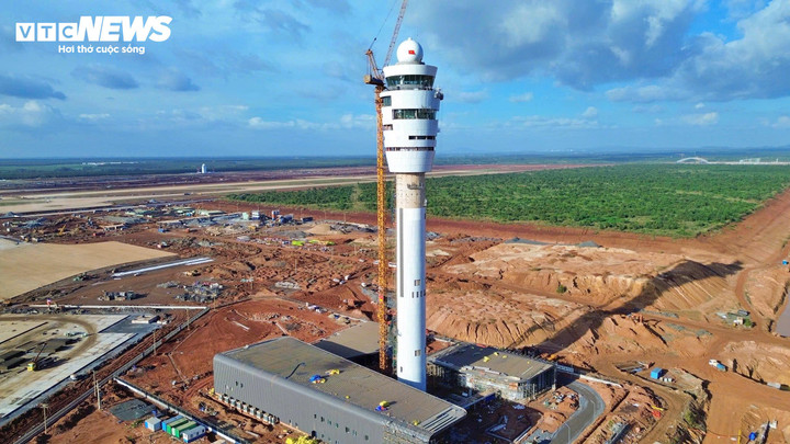 Tháp không lưu sân bay Long Thành trước ngày đón chuyến bay đầu tiên. (Ảnh: Lương Ý)