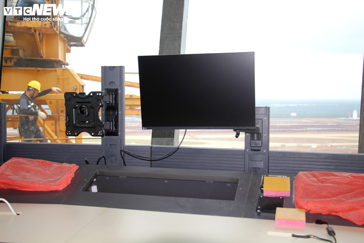 Hệ thống thiết bị giám sát – điều hành đang được lắp đặt. (Ảnh: Lương Ý)