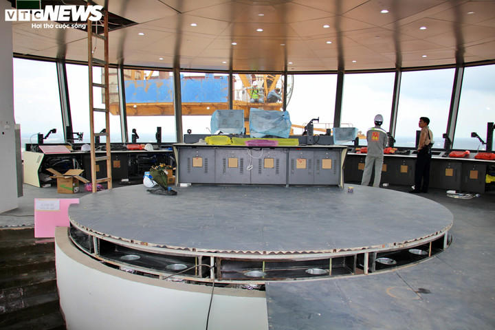 Kỹ sư "cắm chốt" xuyên ngày đêm để lắp thiết bị bên trong tháp không lưu. (Ảnh: Lương Ý)