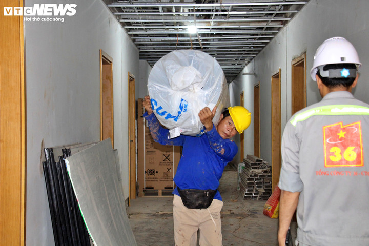 Không khí làm việc tại tháp không lưu những ngày đầu tháng 12 diễn ra khẩn trương. (Ảnh: Lương Ý)