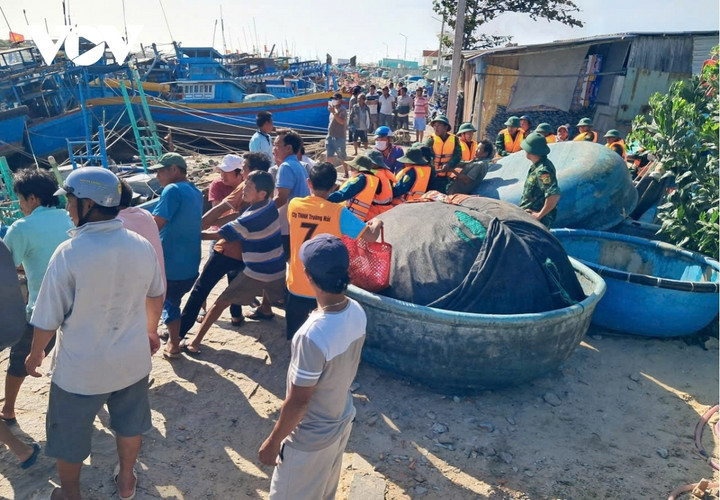 Lực lượng chức năng và người dân cùng cứu tàu cá