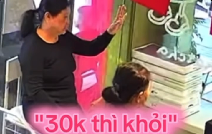 Hai phụ nữ thẳng thừng từ chối khi nhân viên quán đồ uống muốn ủng hộ 30.000 đồng. (Ảnh cắt từ clip)