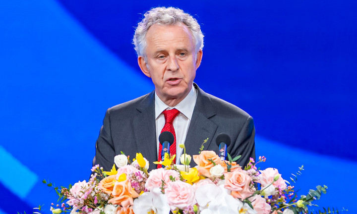 Chủ tịch Hội đồng giải thưởng, GS Richard Friend, phát biểu.