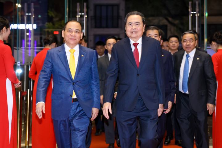 Chủ tịch Quốc hội Trần Thanh Mẫn cùng Chủ tịch Tập đoàn Vingroup Phạm Nhật Vượng tại sảnh Nhà hát Hồ Gươm.