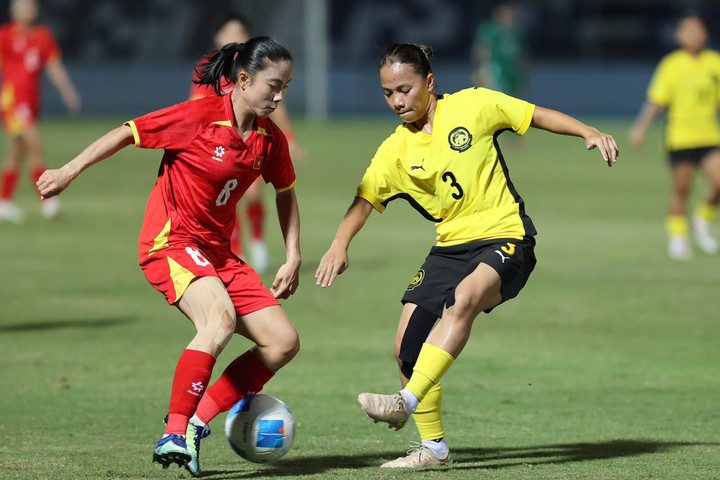 Đội tuyển Việt Nam tấn công dồn dập.