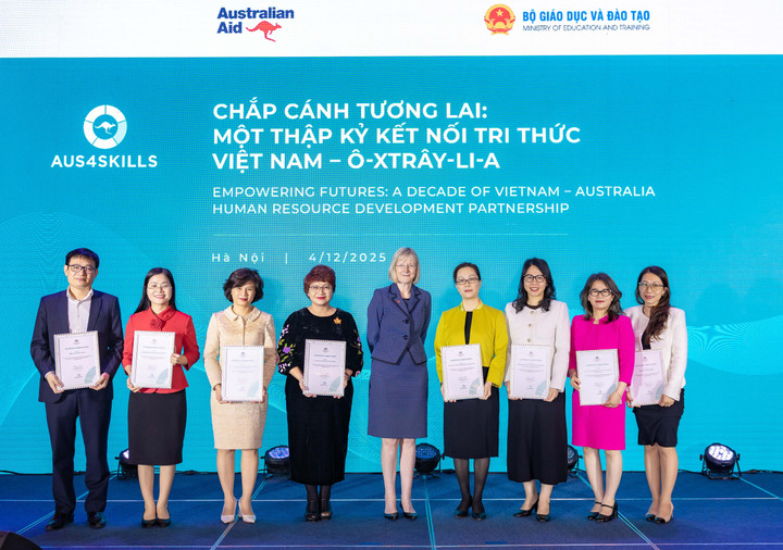 Bà Gillian Bird, Đại sứ Australia tại Việt Nam, trao chứng nhận cảm ơn các đối tác Việt Nam đã đồng hành cùng chương trình Aus4Skills.
