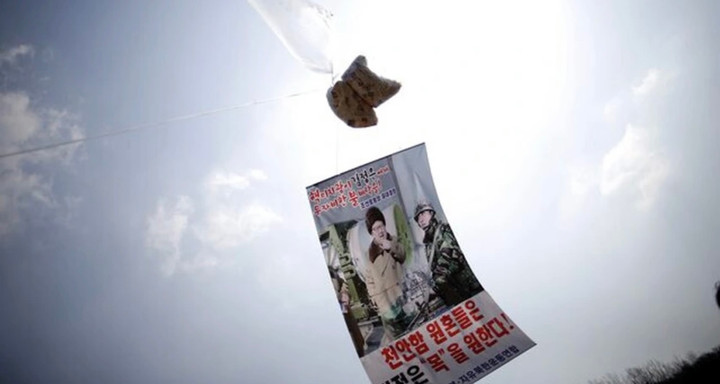 Một bóng bay có chứa truyền đơn được thả sang phía Triều Tiên. (Ảnh: Reuters)