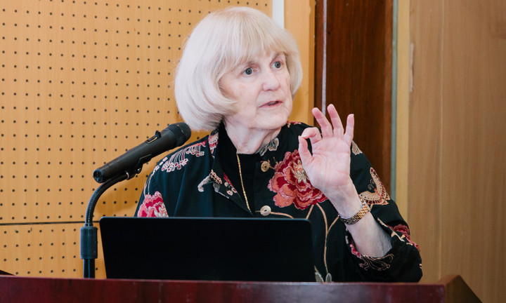 Giáo sư Mary-Claire King chia sẻ cùng các chuyên gia, nhà khoa học và sinh viên Đại học Y Hà Nội.