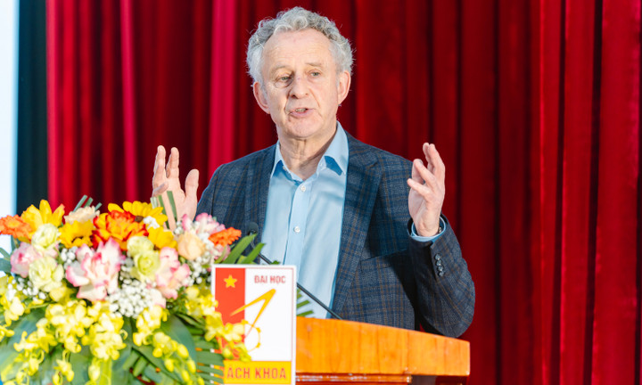 Giáo sư Richard Henry Friend giao lưu cùng sinh viên Đại học Bách khoa Hà Nội.