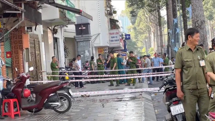 Lực lượng chức năng đang phong toả hiện trường, điều tra nguyên nhân vụ việc.