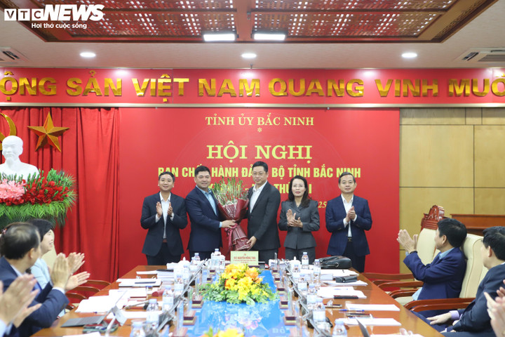 Thường trực Tỉnh ủy Bắc Ninh chúc mừng tân Phó Bí thư Tỉnh ủy Trần Huy Phương.