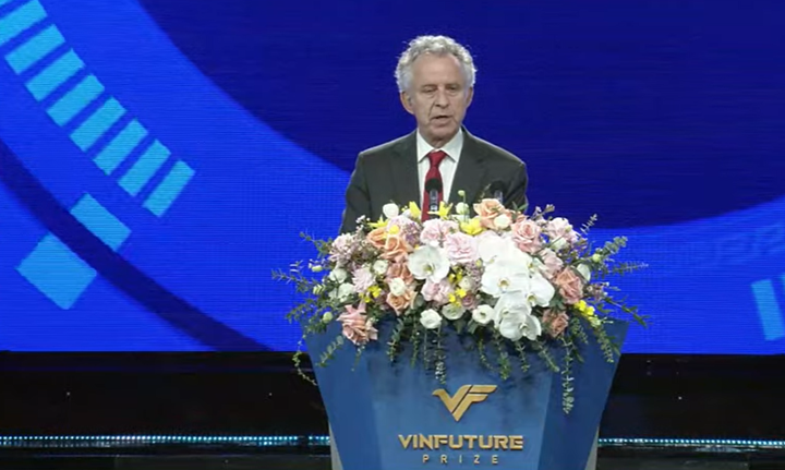 Chủ tịch Hội đồng giải thưởng, GS Richard Friend, phát biểu.