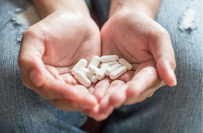 Việc tự dùng kháng sinh, giảm đau, lợi tiểu, thuốc giảm cân và làm trắng da trôi nổi khiến thận âm thầm tổn thương, nguy cơ suy cấp tăng nhanh. (Ảnh minh hoạ)