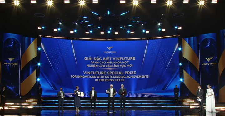 Giải Đặc biệt dành cho nhà khoa học nghiên cứu các lĩnh vực mới vinh danh 5 nhà khoa học