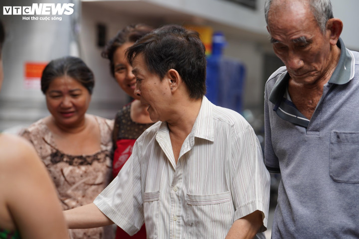 Bà Út Mười (áo trắng) kể lại giây phút trấn an và giải cứu nạn nhân thoát khỏi vụ cháy. (Ảnh: Lương Ý)