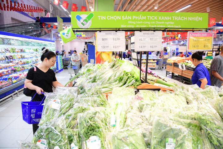 Nhóm hàng Tick Xanh trách nhiệm được Saigon Co.op giảm sâu đến 30%, nhiều mặt hàng áp dụng mua 1 tặng 1, hỗ trợ người dân giảm chi phí bữa ăn.
