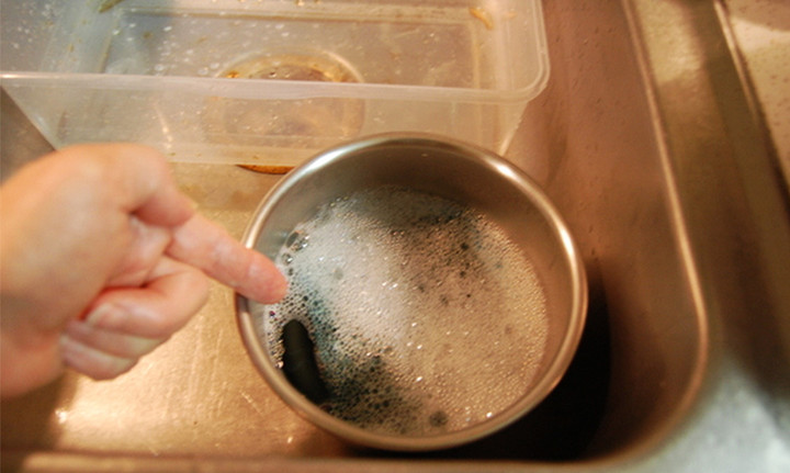 Nước thải sau khi rửa bát là thứ không nên đổ vào bồn cầu. (Ảnh: Gdona's)