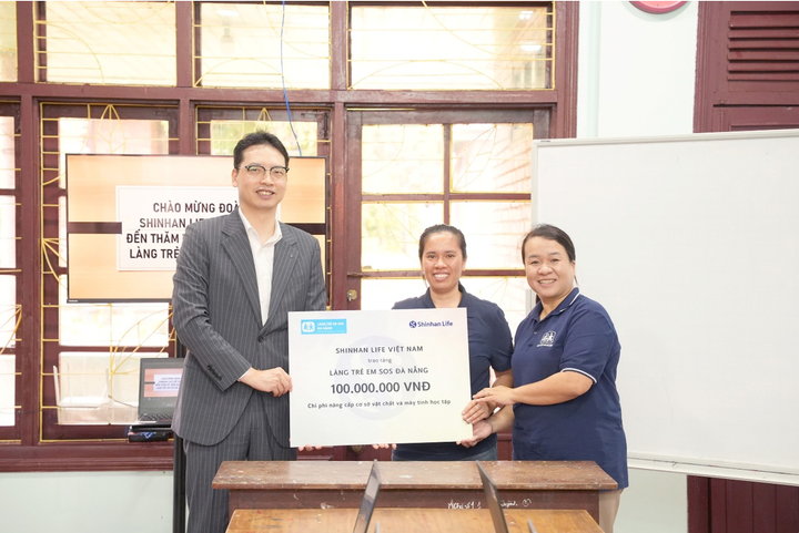 Ông Bae Seung Jun – Tổng Giám đốc Shinhan Life Việt Nam - trao tặng chi phí nâng cấp cơ sở vật chất cho Làng Trẻ em SOS Đà nẵng vào ngày 4/12.