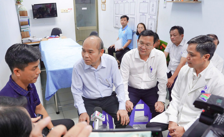 Đồng chí Trần Văn Bảy, Phó Chủ tịch UBND TP.HCM dẫn đoàn đến thăm hỏi, động viện gia đình nạn nhân.