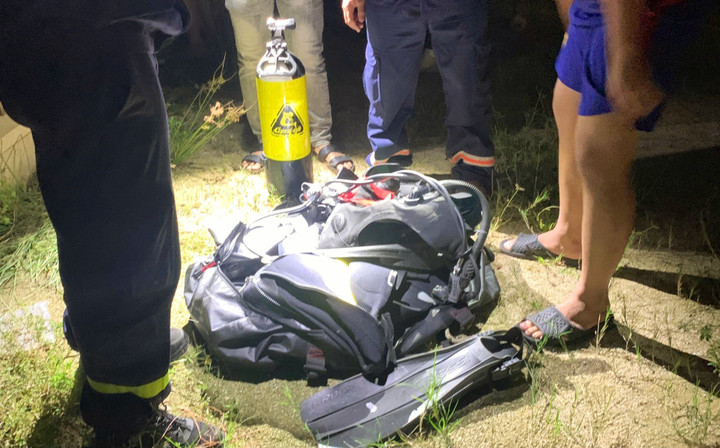 Đội thợ lặn Quy Nhơn có mặt tại hiện trường trong đêm để tìm kiếm nam sinh T.V.M mất tích trên sông Hà Thanh.