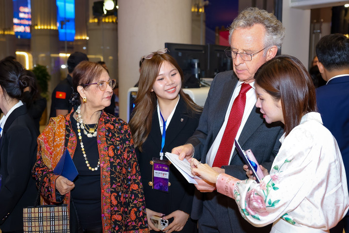 Các nhà khoa học và khách mời trò chuyện trước giờ khai mạc