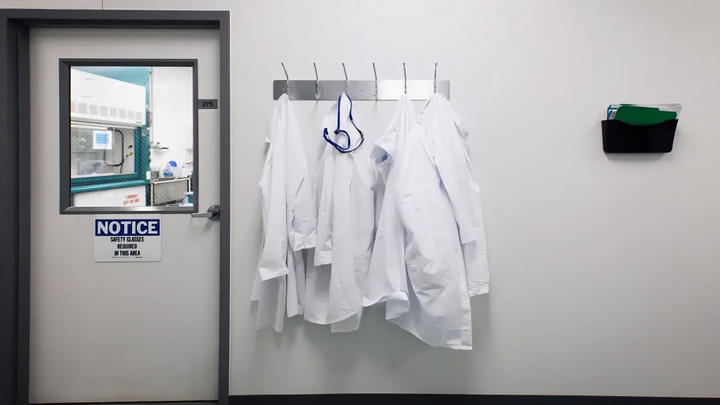 Phòng thí nghiệm gọn gàng, tuân thủ an toàn – đối lập với áp lực vô hình mà các nhà khoa học trẻ đang gánh chịu trong môi trường học thuật. (Nguồn: Getty Images)