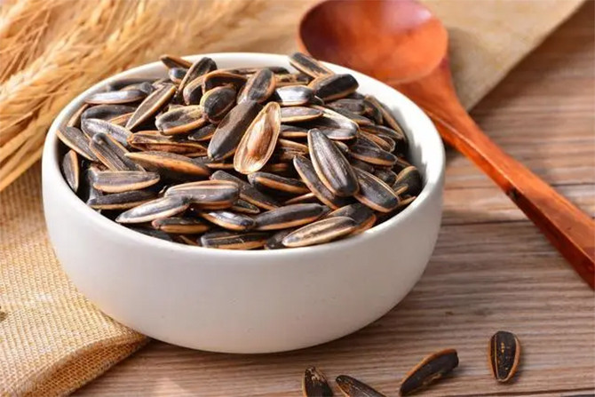 Việc ăn quá nhiều các loại hạt tẩm gia vị sẽ gây gánh nặng cho thận. (Ảnh: Sohu)