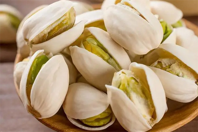 Các loại hạt nếu ăn quá mức sẽ ảnh hưởng tới cả cân nặng và một số bệnh thường gặp ở người già. (Ảnh: Sohu)