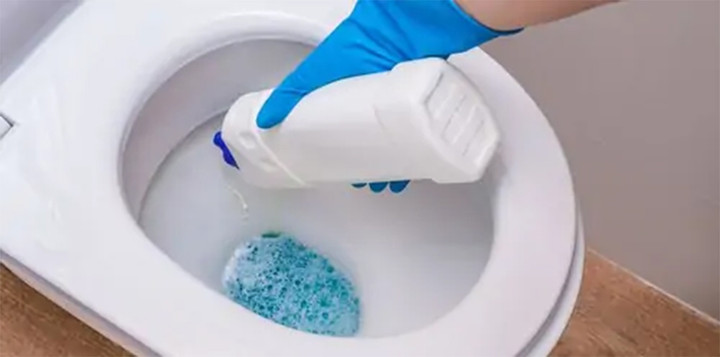 Nên vệ sinh định kỳ bằng sản phẩm an toàn. (Ảnh: Plumbingservices)