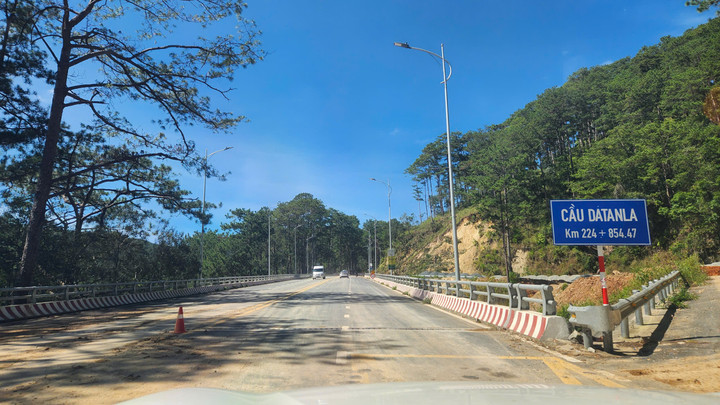 Xe cộ đã được đi lại qua đèo Prenn. Ảnh: K.P