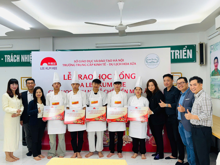 Đại diện ban lãnh đạo Lee Kum Kee trao học bổng Hope As Chef cho học sinh có hoàn cảnh khó khăn tại trường Hoa Sữa. (Ảnh: BTC)