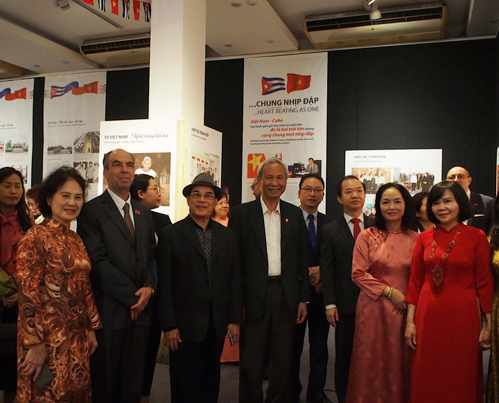 Đại sứ Cuba tại Việt Nam cùng các đại biểu tham quan triểm lãm.