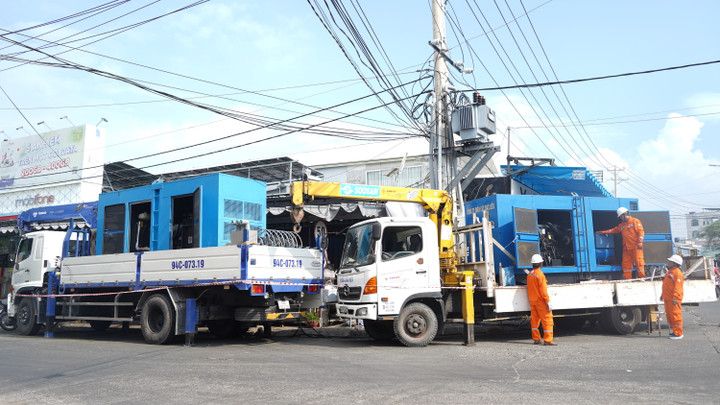 CBCNV EVNSPC vận hành các máy phát điện được vận chuyển từ đất liền cung cấp điện cho khu vực Gành Dầu.