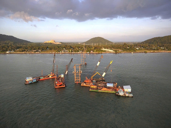 Toàn cảnh khu vực thi công đường dây trên không.