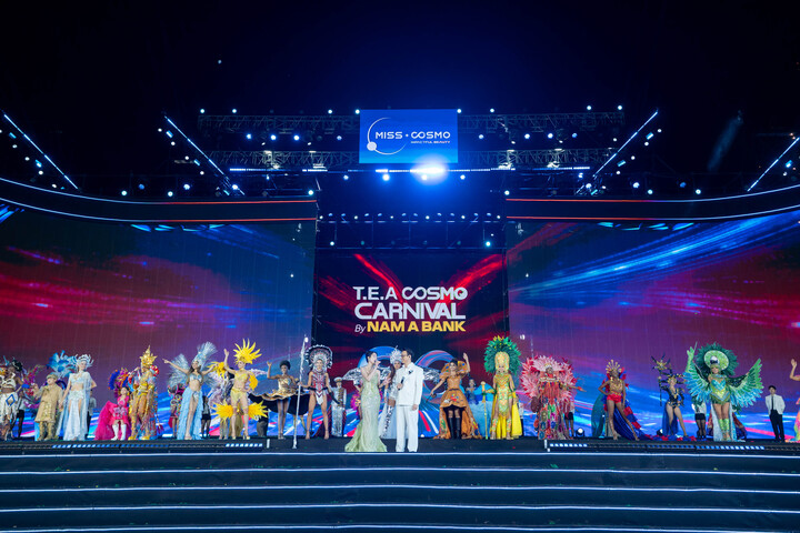 Các màn trình diễn của nghệ sĩ khách mời và gần 80 thí sinh Miss Cosmo quốc tế đã tạo nên không khí lễ hội sôi động.