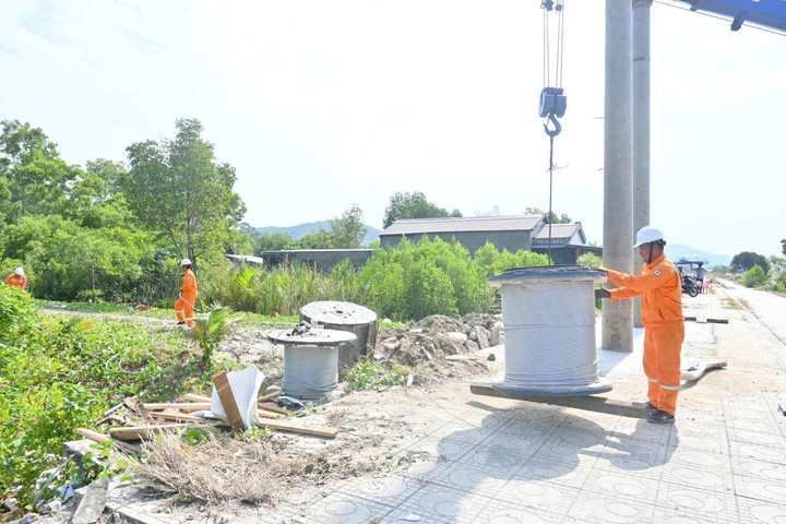 Công nhân Công ty Điện lực An Giang khẩn trương kéo dây, dựng trụ, nỗ lực cao nhất để sớm khôi phục dòng điện.