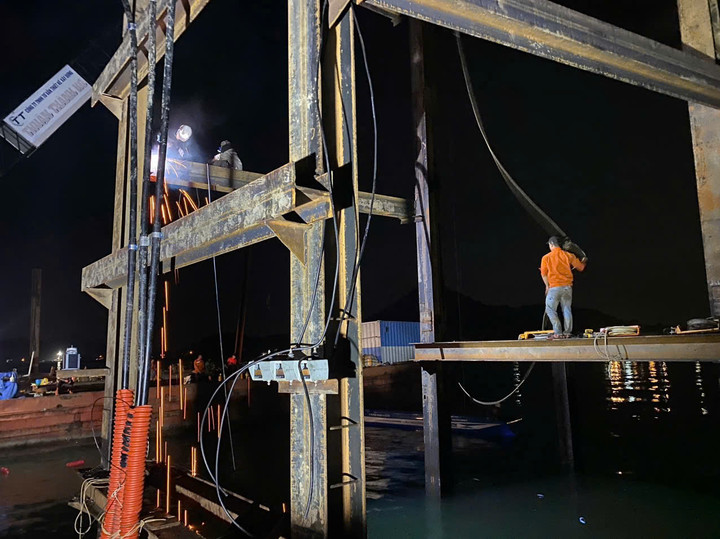 Cán bộ, kỹ sư công nhân EVNSPC, PC An Giang và các đơn vị liên quan khẩn trương thi công ngày, đêm để khắc phục sự cố cáp ngầm 110kV Hà Tiên-Phú Quốc, khôi phục cấp điện hoàn toàn cho đặc khu Phú Quốc.