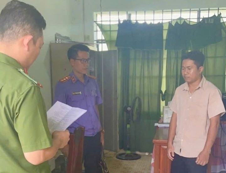 Cơ quan chức năng đọc lệnh khởi tố ông Ức Kim Khoan. Ảnh: CALĐ