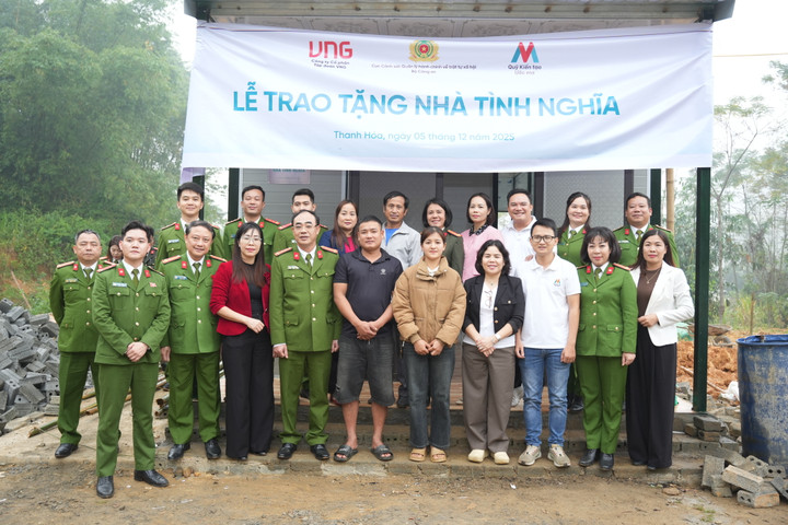Lễ trao tặng 23 căn nhà tình nghĩa tại Thanh Hóa do Quỹ Kiến tạo Ước mơ phối hợp cùng Bộ Công an thực hiện, hỗ trợ người dân vùng cao ổn định cuộc sống. (Nguồn: VNG)