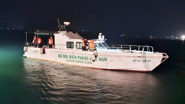 Tàu MS BP.07-15-01 của Hải đội Biên phòng 1 làm nhiệm vụ tìm kiếm cứu nạn trong đêm. (Ảnh: BĐBP)