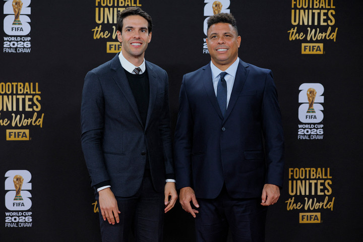 Kaka và Ronaldo - 2 nhà vô địch World Cup 2002 - có mặt tại lễ bốc thăm. (Ảnh: Reuters)