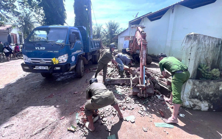 Lực lượng chức năng đang hỗ trợ bà con Chăm ở thôn Lâm Giang, xã Hàm Thuận Bắc khắc phục sau mưa lũ (Ảnh: C.A)