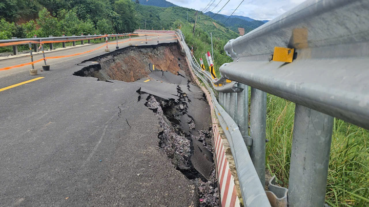 Mưa lũ kéo dài gây hư hỏng kết cấu hạ tầng giao thông nghiêm trọng.