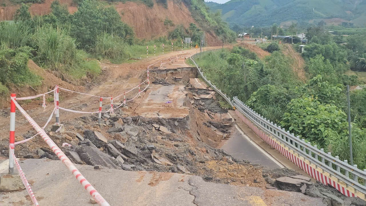 Đèo Khánh Lê vẫn còn có nhiều điểm sạt lở.